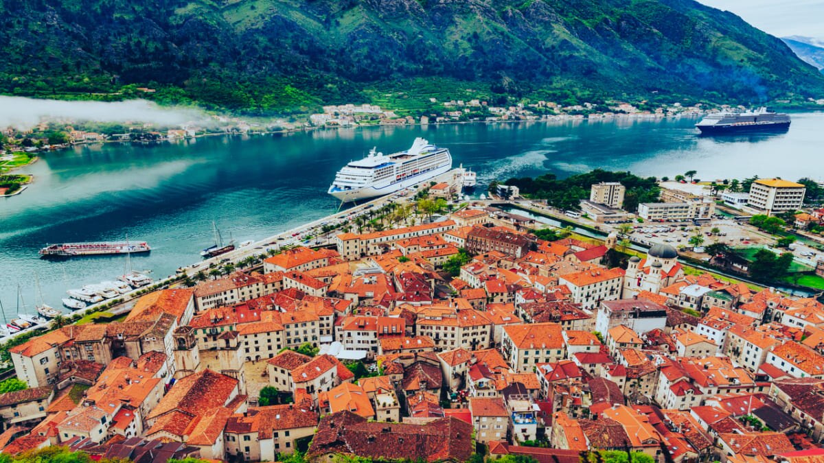 Eine Wanderung durch die natürliche und kulturo-historische Region von Kotor, ein UNESCO-Weltkulturerbe, befestigte Stadt in Montenegro