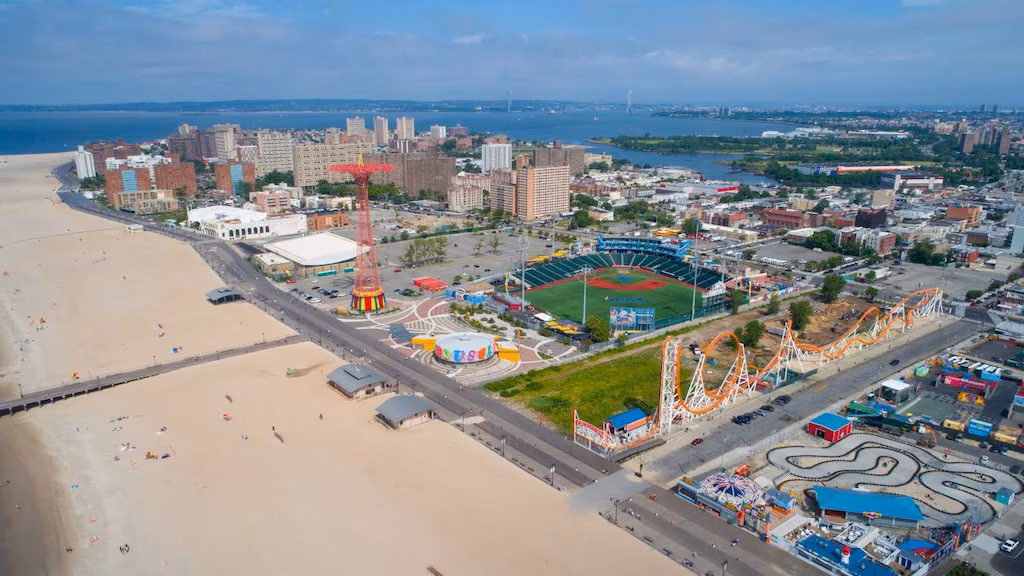 Wenn es um Strände in New York geht, ist es unbedingt der Coney Island Beach in Brooklyn!
