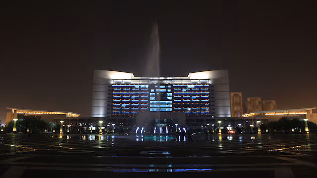 Ein Muss: Die wunderschöne neonbeleuchtete Springbrunnenshow! Touristenattraktion in Liuzhou, China