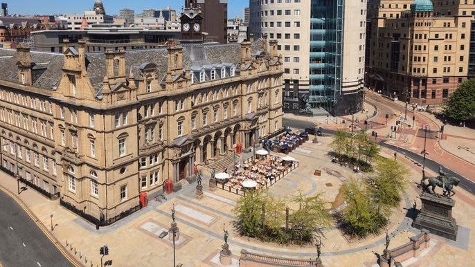 Ein repräsentatives Souvenir aus Leeds, ein Stadthaus der größten und beliebtesten Universität in Großbritannien