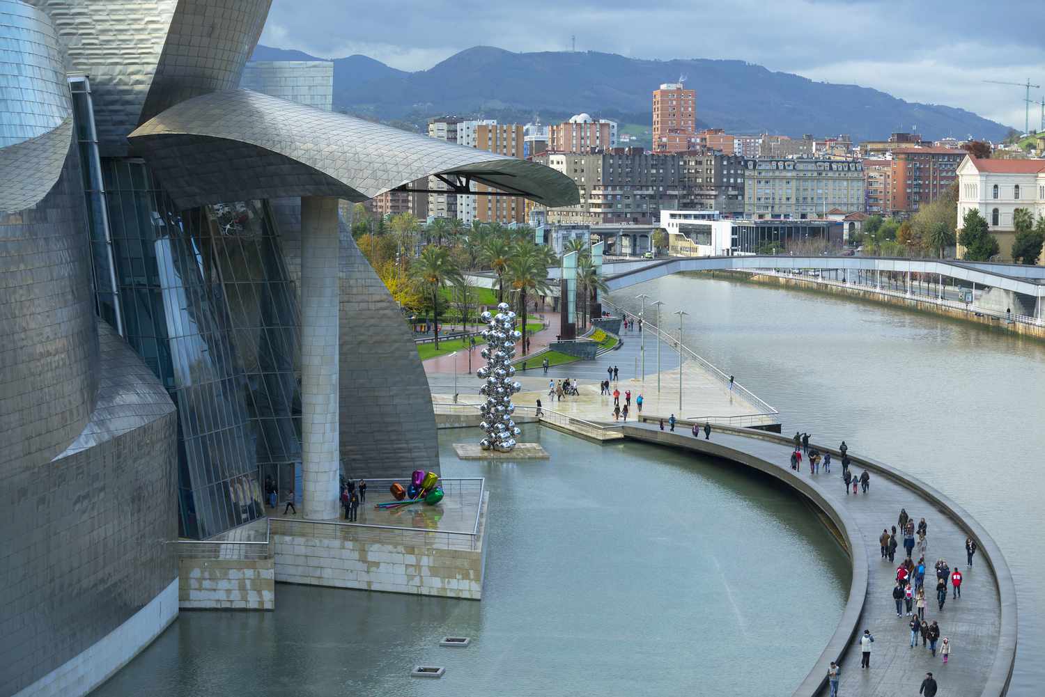 Wie man mit Zug, Bus, Auto und Flugzeug von Madrid nach Bilbao reist