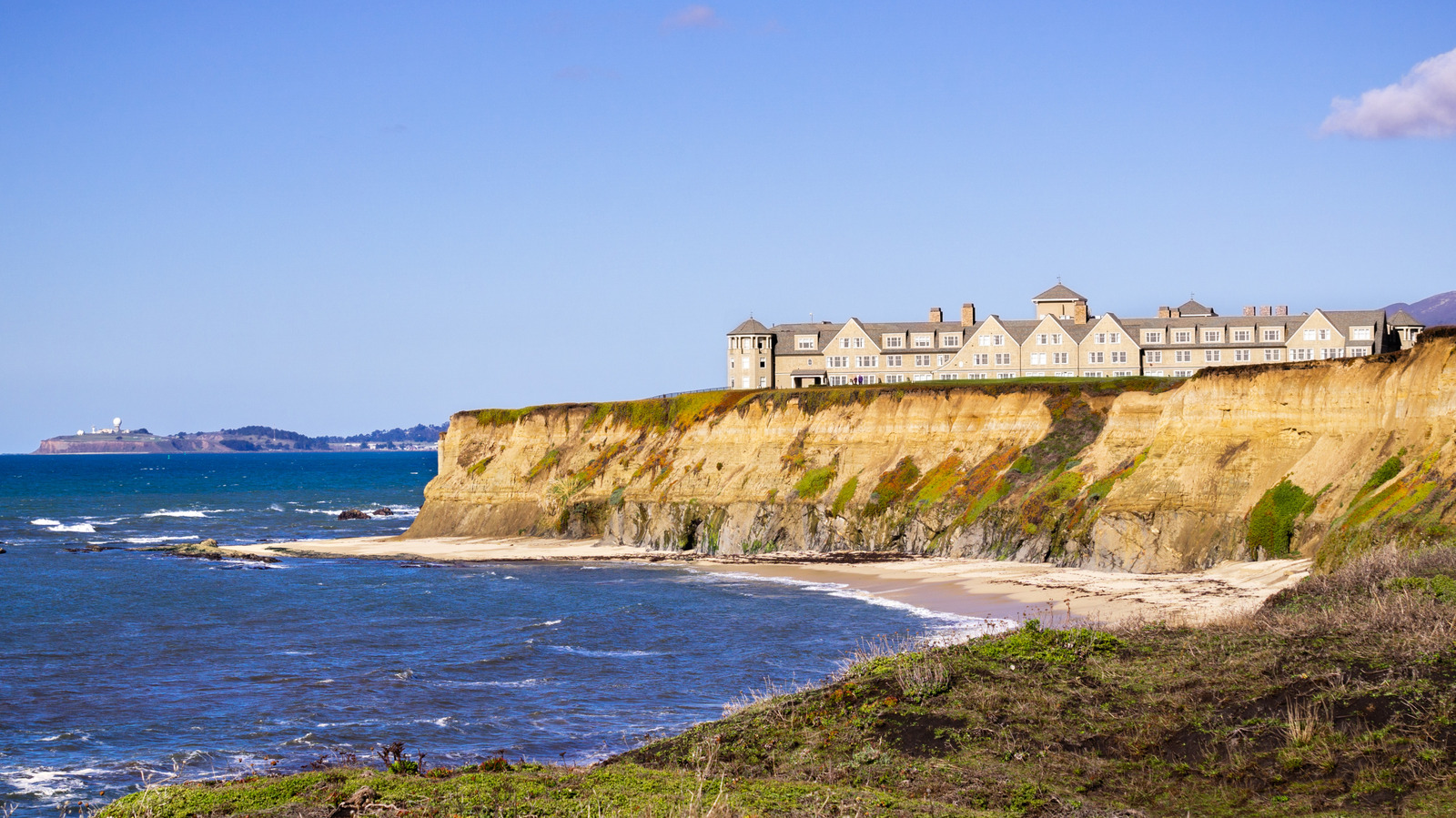 Experten und Reisenden zufolge gehören sie zu den fünf besten Surfstädten Kaliforniens mit wunderschönen Stränden