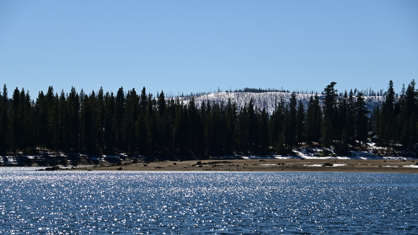 Kaliforniens malerischer See in den Bergen der Sierra Nevada bietet einen ruhigen Rückzugsort in der Natur