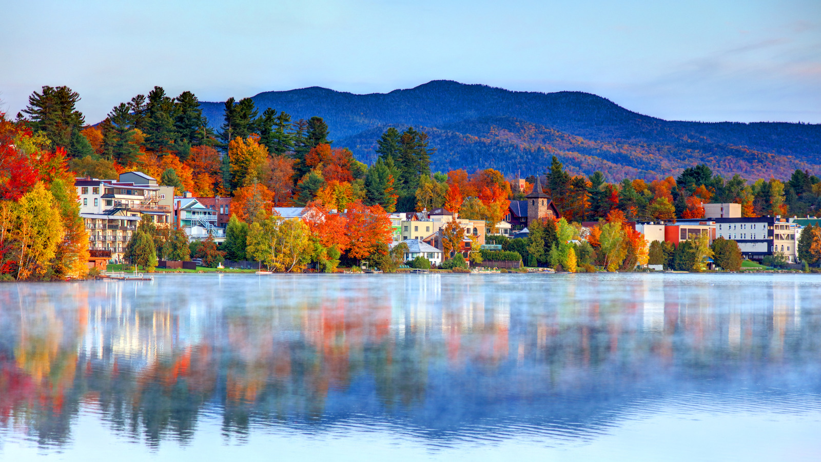 New Yorks atemberaubender See bietet unberührtes Wasser und Ausblicke auf die Adirondack-Berge
