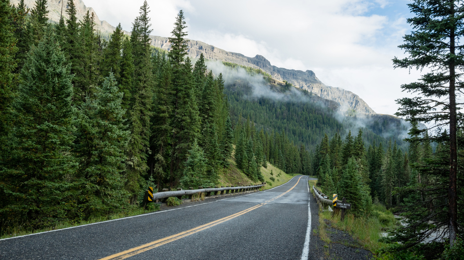 Einer der schönsten Highways Amerikas bietet eine malerische Fahrt direkt nach Yellowstone