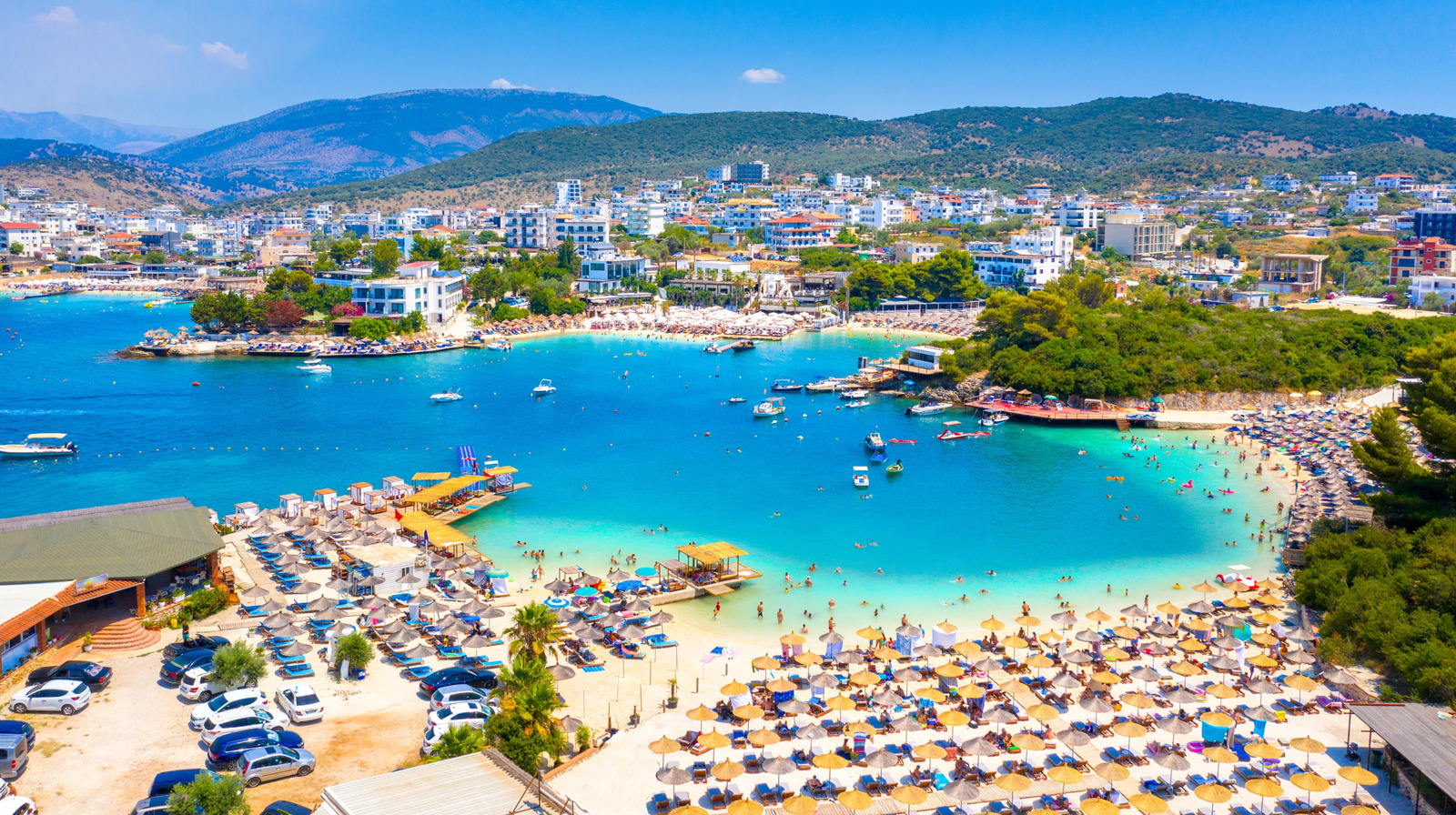 Zahlreiche Strände und freundliche Menschen sind die besten Aspekte des Lebens in einem der günstigsten Länder Europas