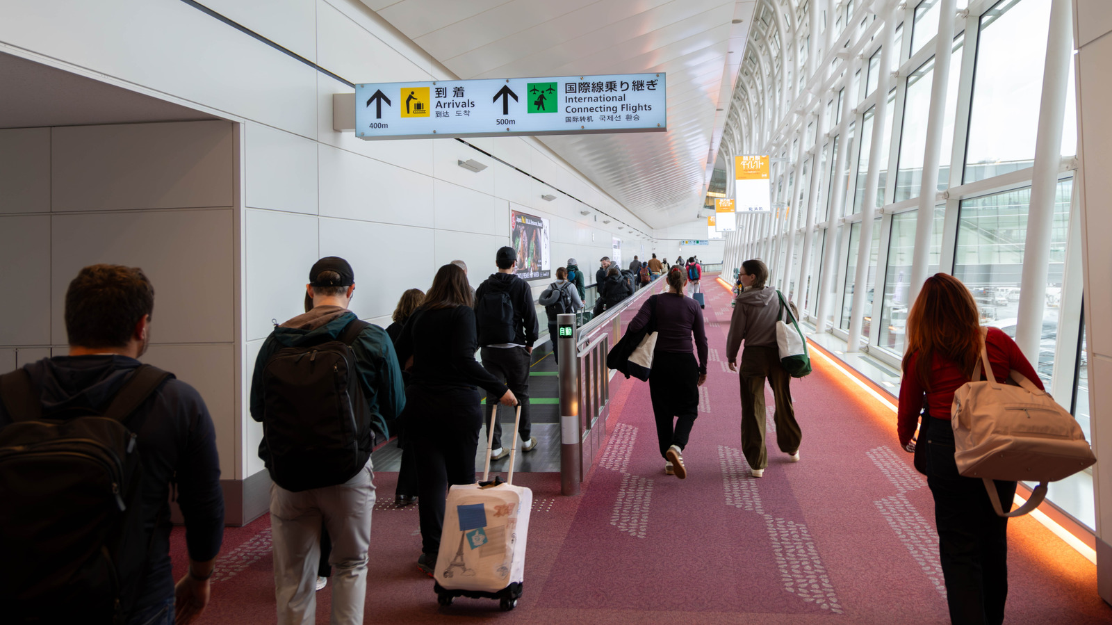 Roboter-Gepäckabfertiger kommen zu einem japanischen Flughafen. Ist das die Zukunft oder ein schlechter Science-Fiction-Film?