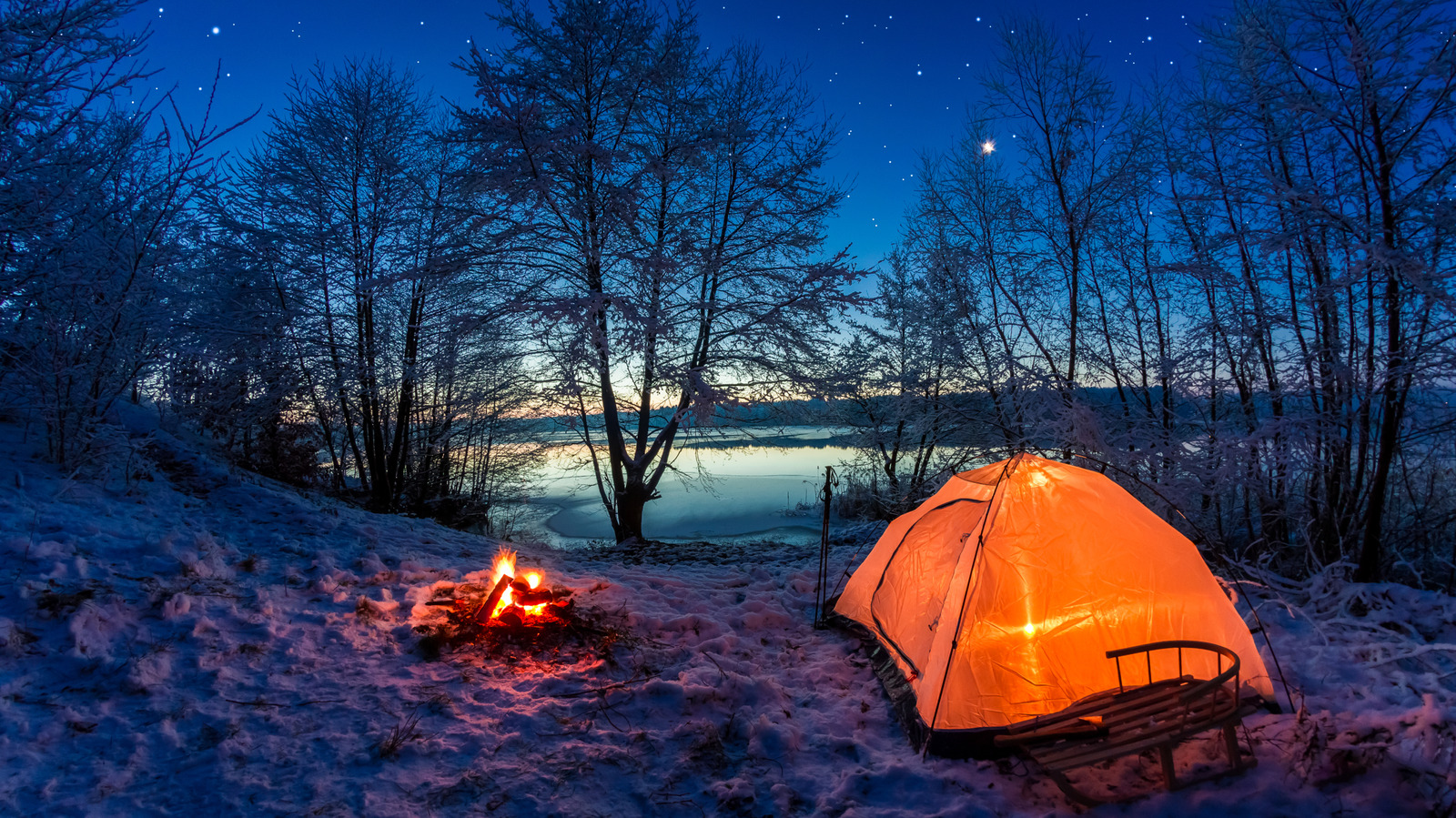 Erfahrene Camper schwören auf diesen Trick, um beim Schlafen besonders warm zu bleiben