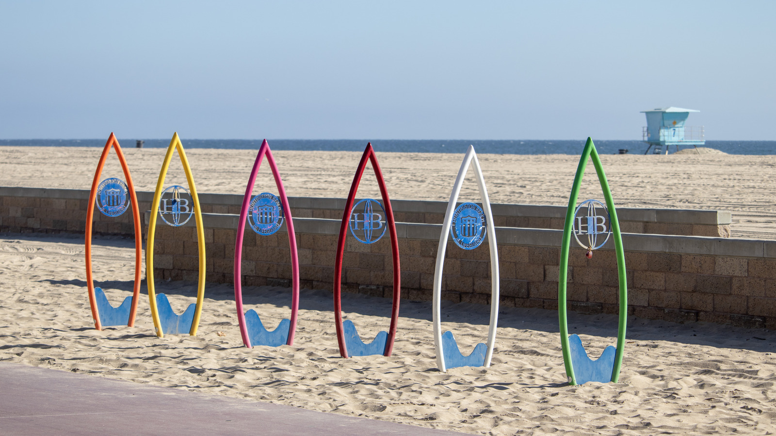 „Surf City USA“ ist eine ikonische kalifornische Strandstadt mit wunderschönen Hotels am Meer