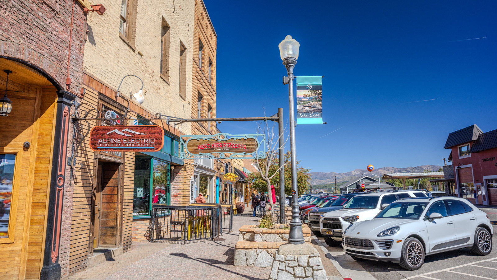 Diese charmante kalifornische Stadt bietet zahlreiche Wanderwege und Campingplätze in der Nähe von Lake Tahoe