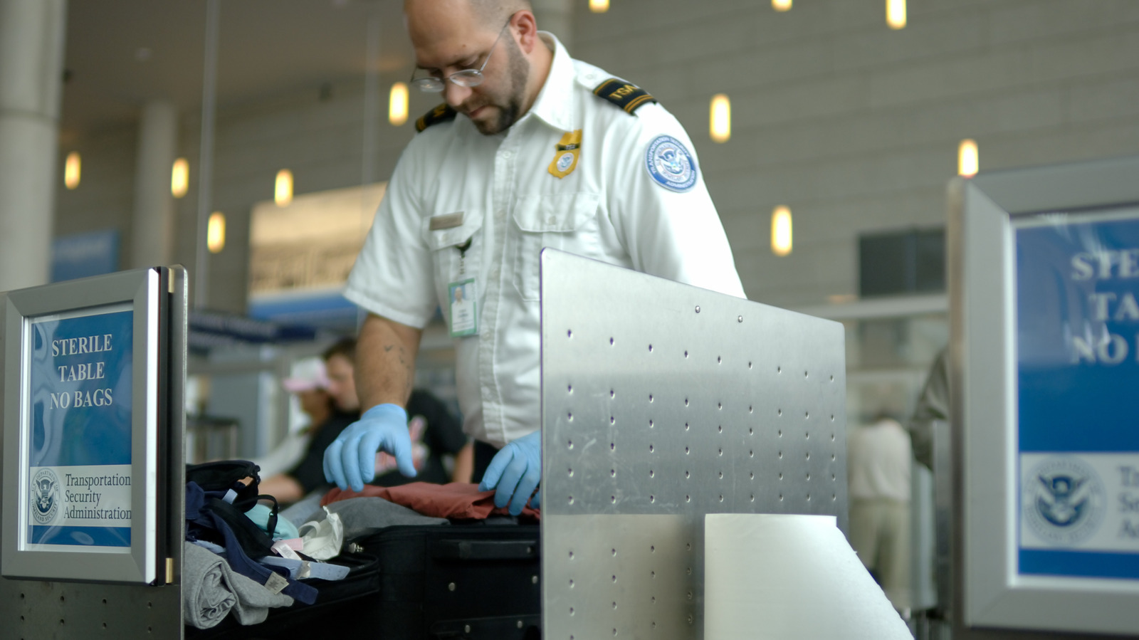 Das Tragen dieser Art von Kleidung am Flughafen führt zwangsläufig zu einer TSA-Flagge
